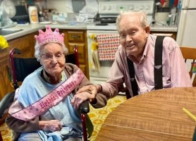 Soţ şi soţie au murit ţinându-se de mână, după o viaţă împreună. Erau căsătoriţi de 80 de ani